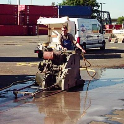 Asphaltschneiden mit Diesel-Fugenschneider